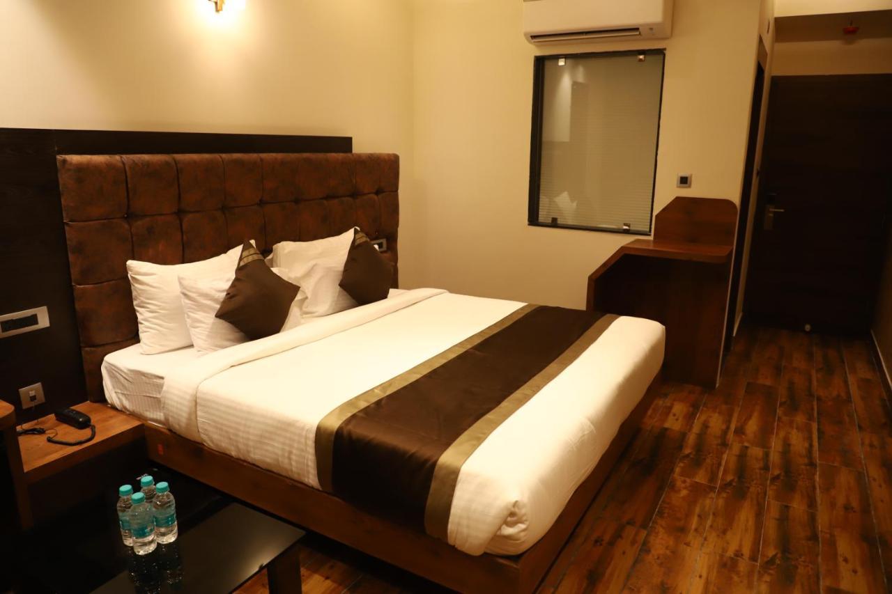 Hotel Emperio Grand Lucknow Dış mekan fotoğraf